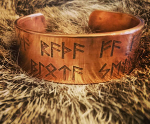 Norse/Viking Runemaster Armband Havamal verse 144. The 8 skills are to carve, read, colour, prove, ask, sacrifice, send and destroy