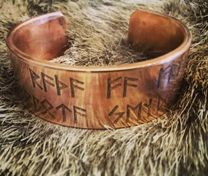 Norse/Viking Runemaster Armband Havamal verse 144. The 8 skills are to carve, read, colour, prove, ask, sacrifice, send and destroy